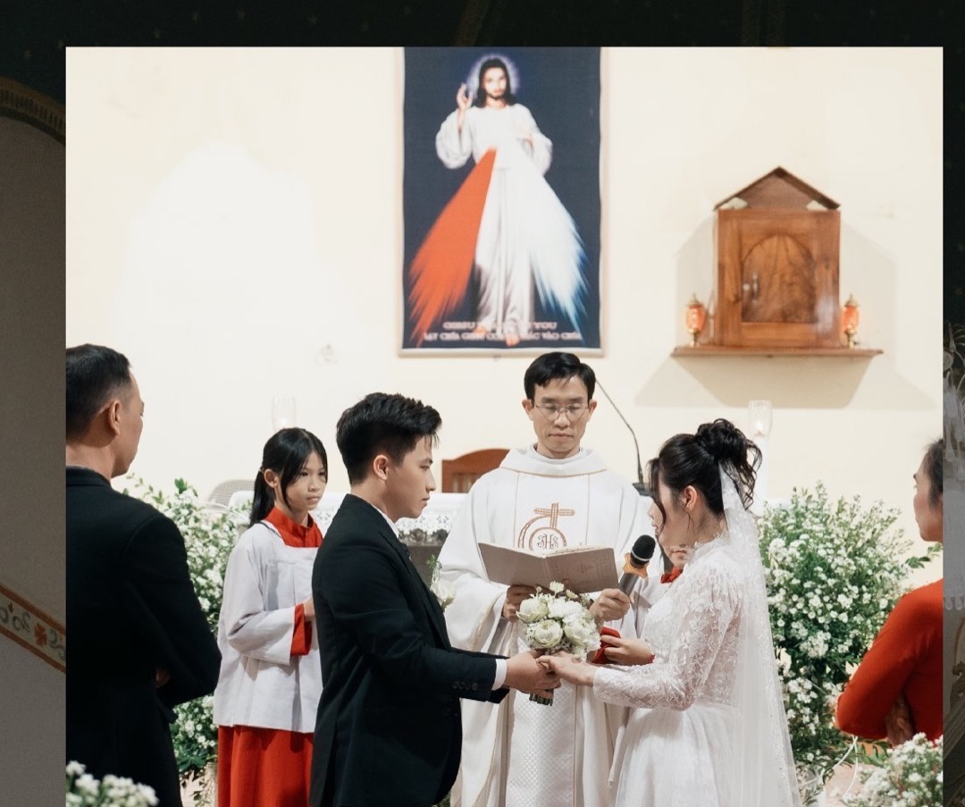 Đôi tân hôn nắm tay nhau trao lời thề hôn phối trước linh mục chủ sự